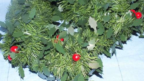 Christmas Tree Decoration - Green Leaves String With Berries