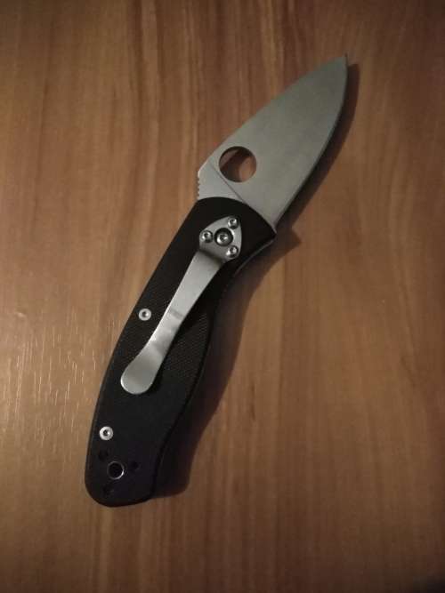 Spyderco Persistence folding knife in excellent condition incl. belt pouch. BARGAIN!