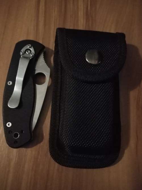 Spyderco Persistence folding knife in excellent condition incl. belt pouch. BARGAIN!