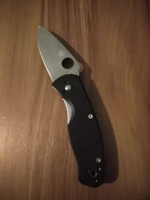 Spyderco Persistence folding knife in excellent condition incl. belt pouch. BARGAIN!