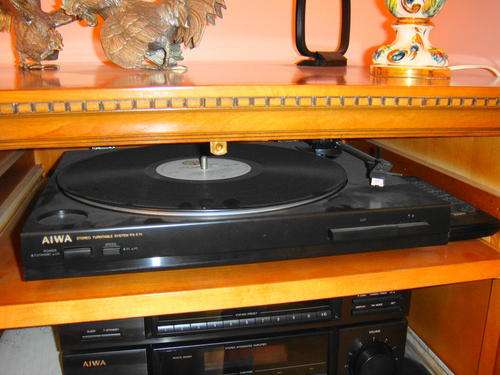 Turn Table/Radio/Double Tape Deck/CD/Equializer & Loud Speakers