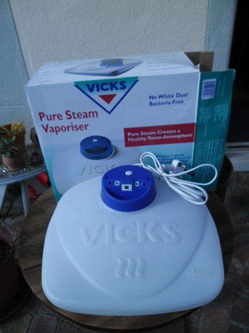 VICKS VAPORISER/HUMIDIFIER, LIKE NEW!!!