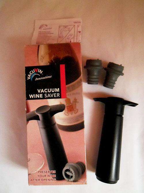 VACUVIN VACUUM WINE SAVER, LIKE NEW!!!