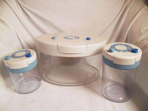 THREE DAZEY VACUUM SEAL FOOD SAVER CONTAINER WITH BUILD IN PUMP, LIKE NEW!!!