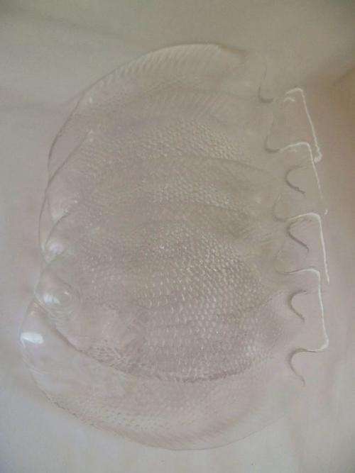 FOUR ARCOROC FRANCE FISH SHAPED TEXTURED GLASS PLATES