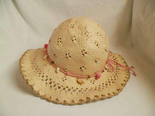 GORGEOUS *ANGELS ACCESSORIZE* STRAW LOOK PAPER HAT WITH EMBROIDERED RIM & CUTE HAT BAND, LIKE NEW!