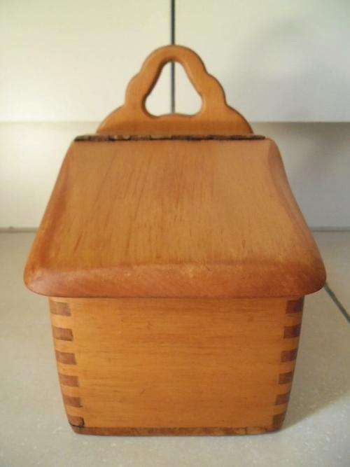 BEAUTIFUL ROUNDED VINTAGE YELLOW WOOD SALT BOX