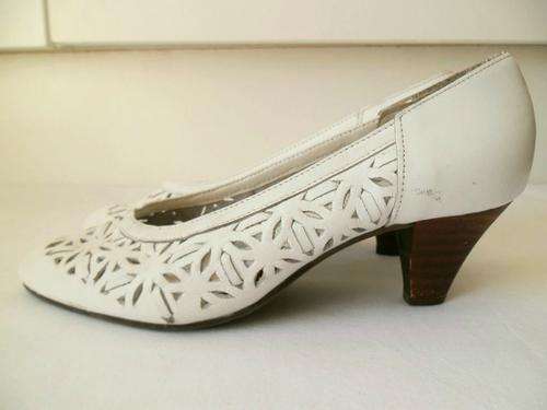LOVELY WHITE GENUINE LEATHER LIGHT HEELED PUMPS SHOES, SIZE 4.5, REDUCED BY R25.00