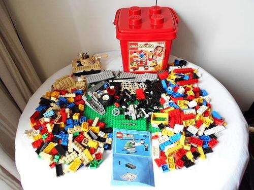 NOW REDUCED BY 50 %! OVER 370 PIECES 100 % LEGO PLUS PLATE & 200 COMPATIBLE PARTS, COMES IN LEGO BOX