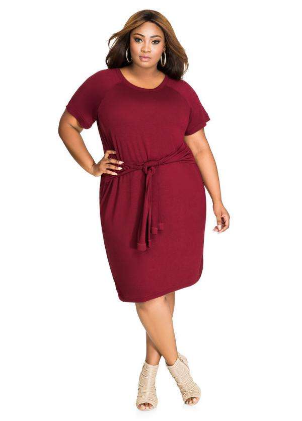 DRESSES/DRESS/PLUS SIZE DRESS/BURGUNDY DRESS/WOMENS CURVY FRONT TIE BELT BURGUNDY MIDI DRESS