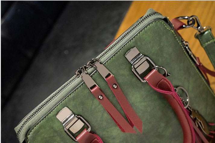 HANDBAGS/HANDBAG HANDBAGS/WOMENS HANDBAGS/MESSENGER HANDBAG/GREEN HANDBAG/TASSEL DECOR HANDBAG