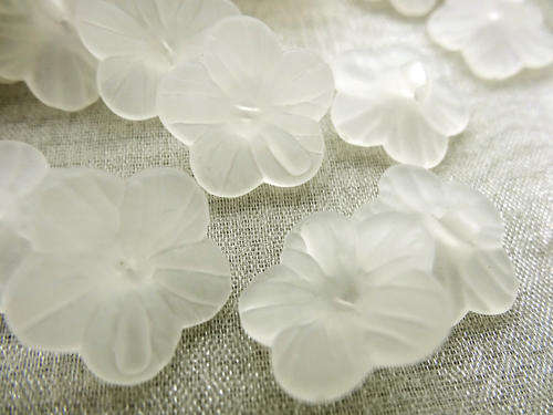 ACRYLIC - FROSTED - WHITE - BALLOON FLOWER - BEADS/BEAD CAPS - 15MM