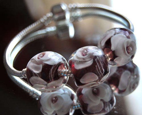 PANDORA STYLE - OOAK - UNIQUE - MURANO GLASS - SEASCAPE CLEAR WITH WHITE INNER FLOWERS ON GRAPE