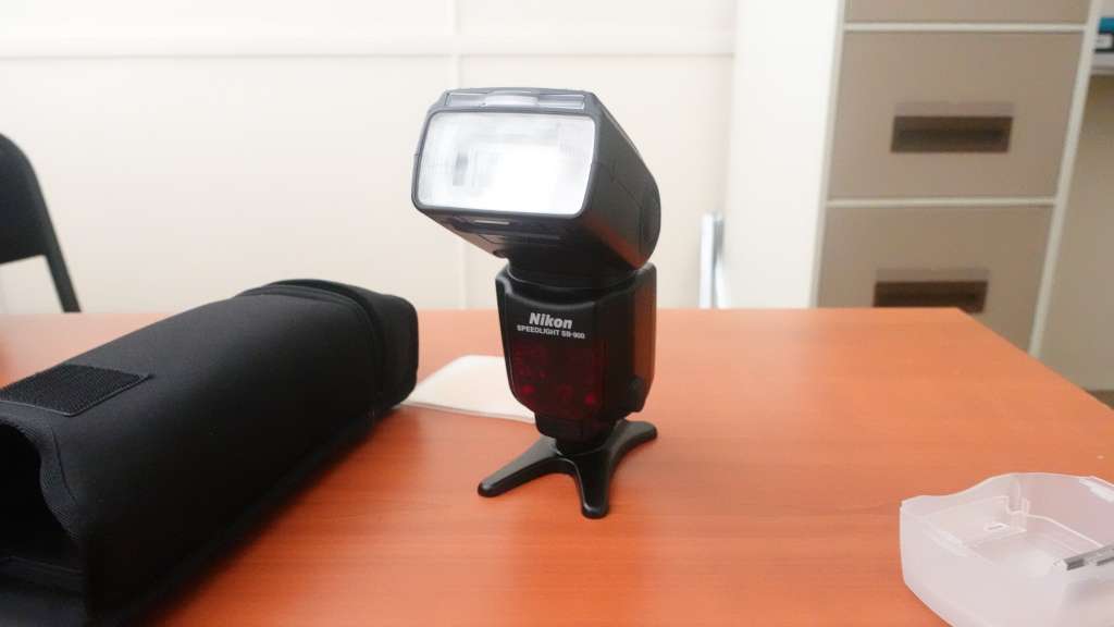 Nikon SB-900 Speedlight Flash for Nikon DSLR Cameras