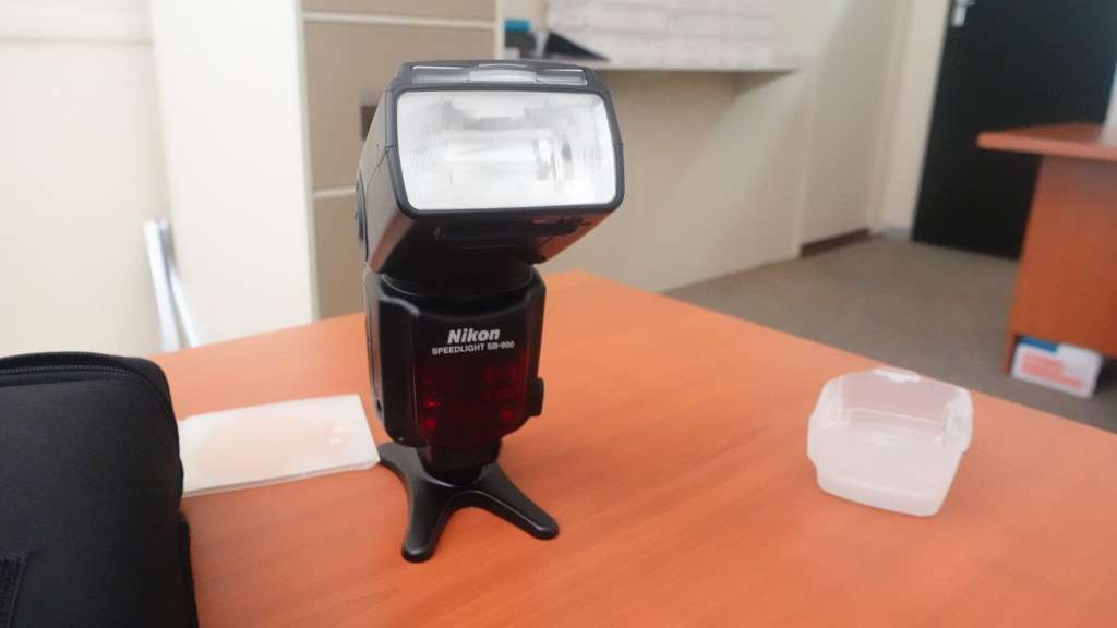 Nikon SB-900 Speedlight Flash for Nikon DSLR Cameras