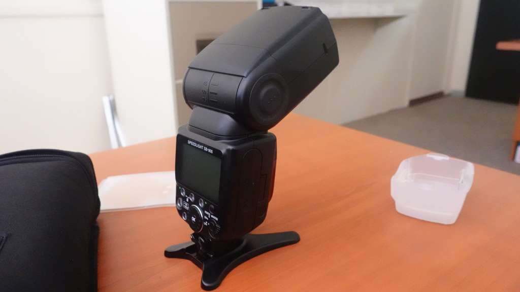 Nikon SB-900 Speedlight Flash for Nikon DSLR Cameras