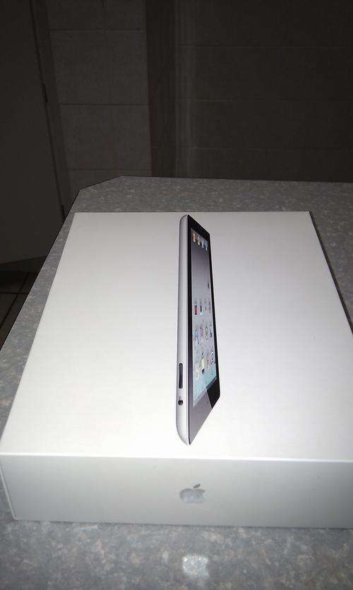 New ipad 2, wifi and 3G, 32Gb, black  with istroke and leather cover