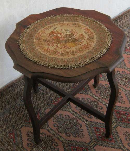 VINTAGE WOODEN COFFEE / SIDE TABLE & CLOTH