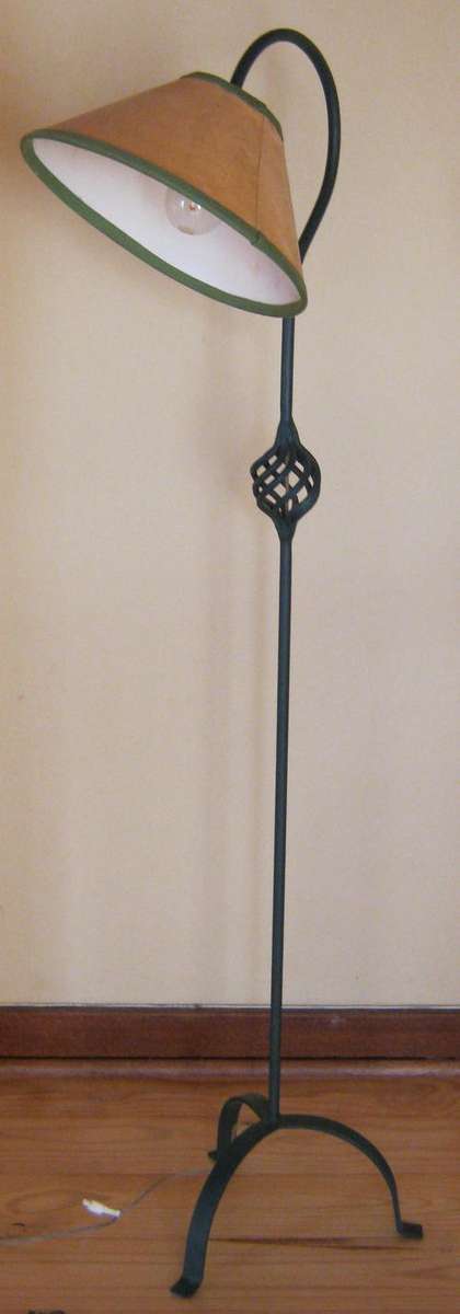 WROUGHT IRON STANDING LAMP