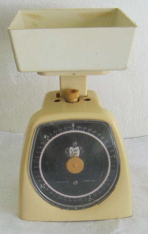 OLD GOLD LINE PLASTIC KITCHEN SCALE