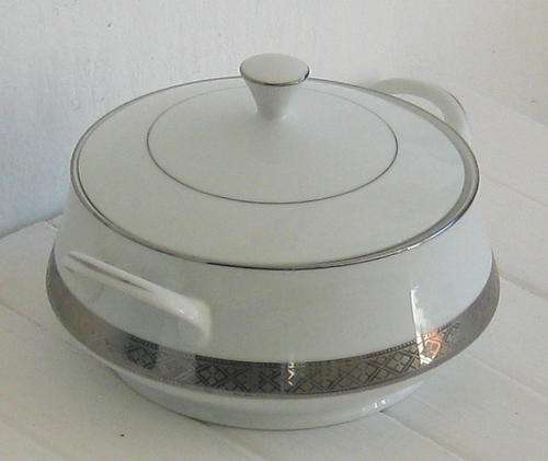 GARY BARR PRESIDENTIAL SILVER COLLECTION - LIDDED VEGETABLE BOWL