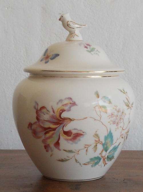 PORCELAIN GINGER JAR WITH LID - HANDLE SMALL GOLD TRIMMED BIRD