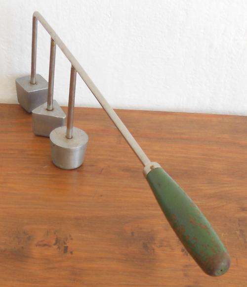 VINTAGE SNACKLE IRON WITH WOODEN HANDLE