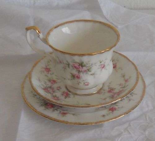 ROYAL ALBERT & PARAGON TRIO - Victoriana Rose