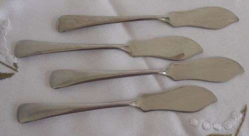 4 STAINLESS PATE OR BUTTER KNIVES