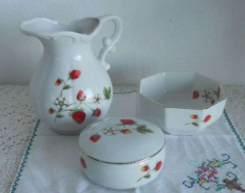 GORGEOUS STRAWBERRY DESIGN JUG SET
