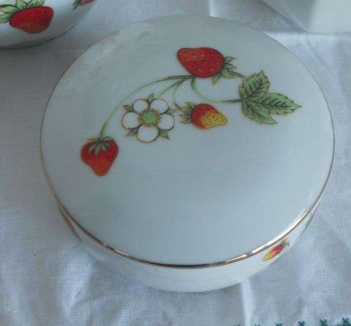 GORGEOUS STRAWBERRY DESIGN JUG SET