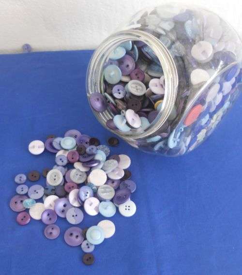 LARGE JAR FULL OF VINTAGE BUTTONS