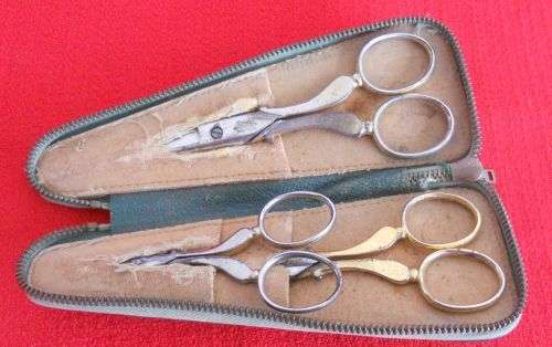 VINTAGE SCISSORS AND CASE
