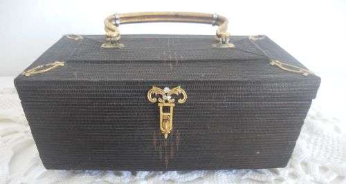 VINTAGE JEWELRY BOX WITH DECORATIVE CATCH