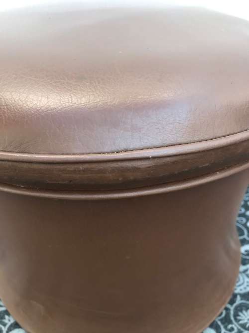 RETRO LEATHERETTE POUFFE