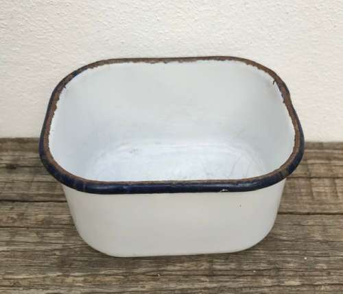VINTAGE ENAMEL SOAP / BUTTER DISH ?