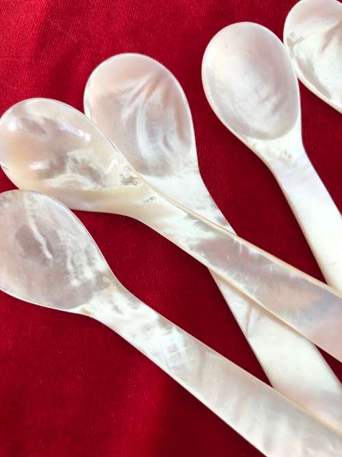 BEAUTIFUL MOTHER OF PEARL CAVIAR SPOONS set of 6