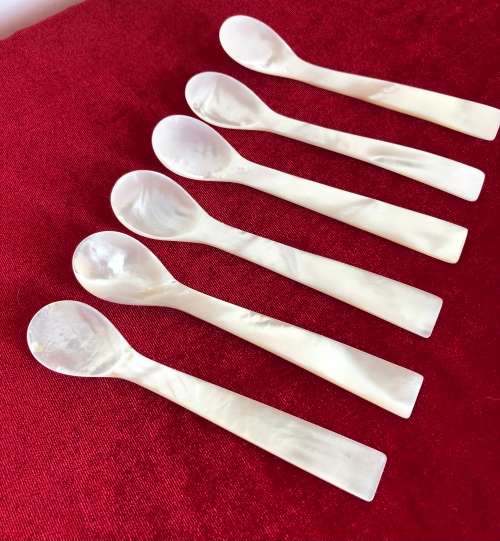 BEAUTIFUL MOTHER OF PEARL CAVIAR SPOONS set of 6