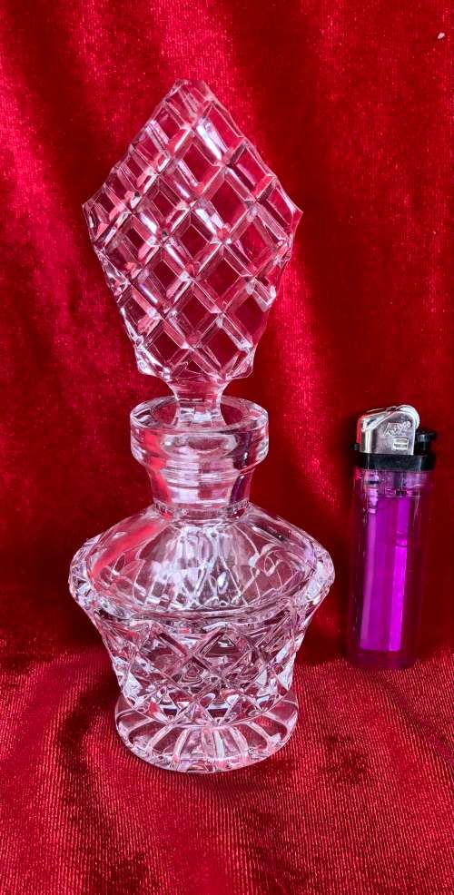 BEAUTIFUL GLASS PERFUME BOTTLE