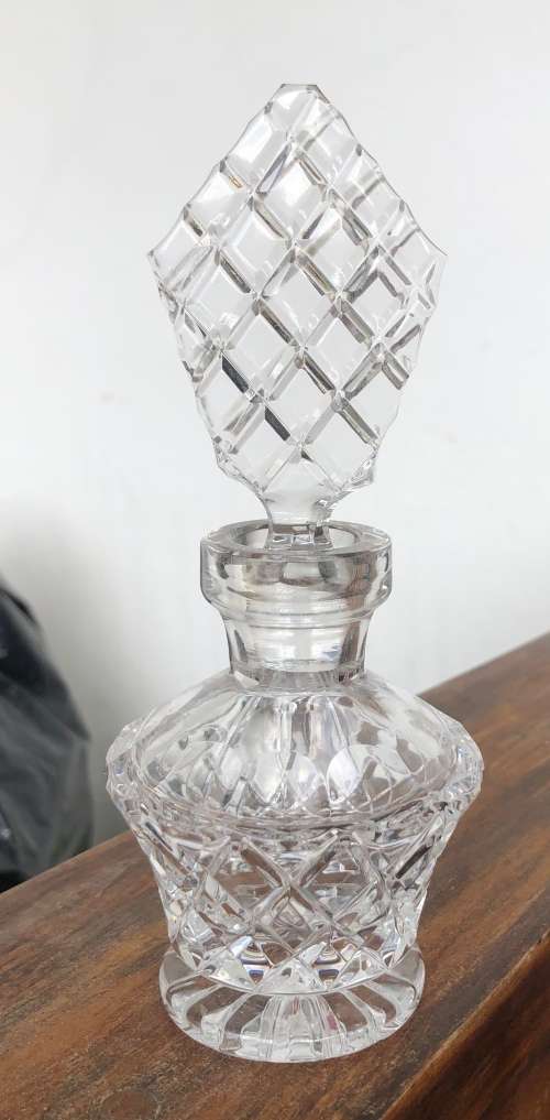 BEAUTIFUL GLASS PERFUME BOTTLE