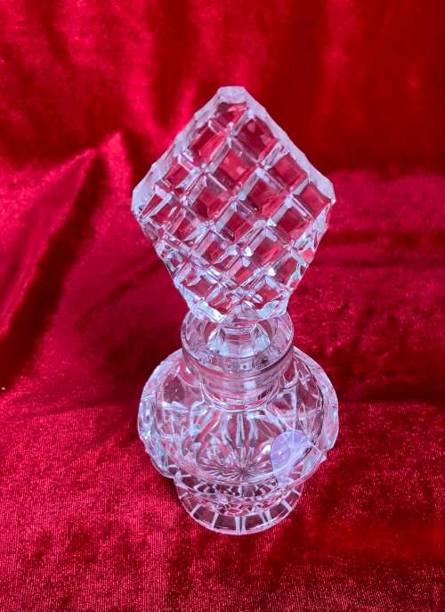 BEAUTIFUL GLASS PERFUME BOTTLE