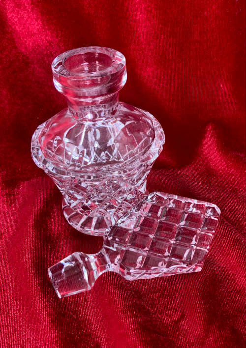 BEAUTIFUL GLASS PERFUME BOTTLE