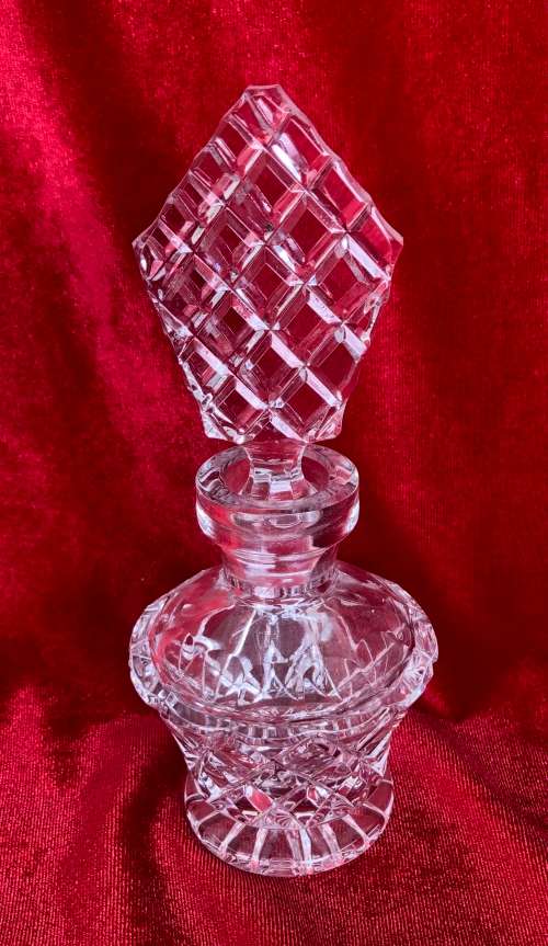 BEAUTIFUL GLASS PERFUME BOTTLE