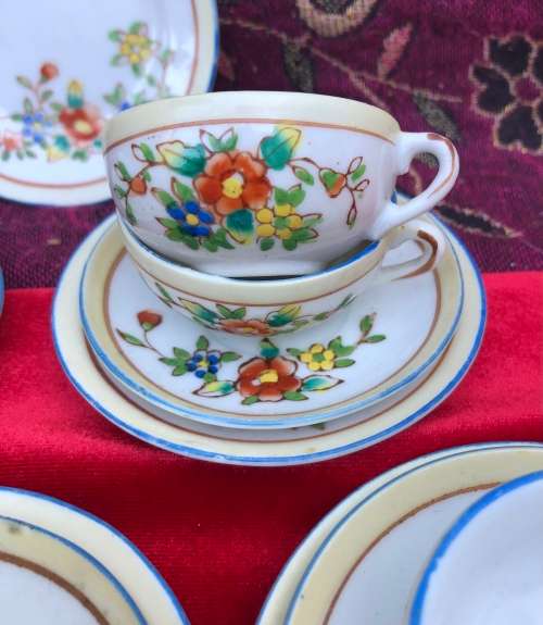 VINTAGE CHILD`S CUPS SAUCERS ETC