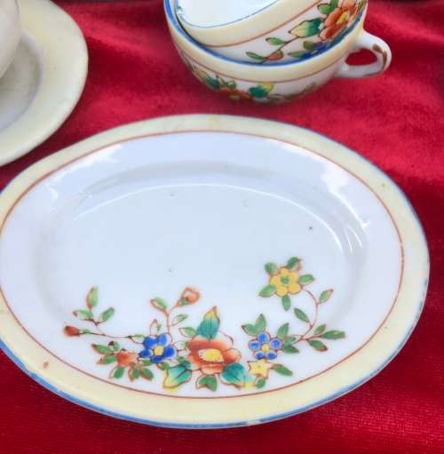 VINTAGE CHILD`S CUPS SAUCERS ETC