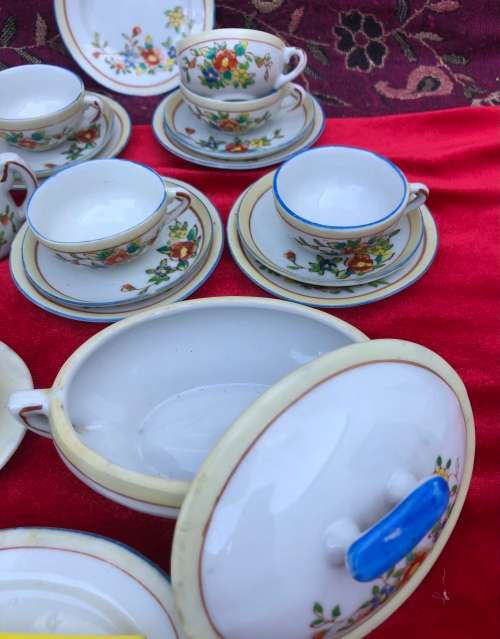 VINTAGE CHILD`S CUPS SAUCERS ETC