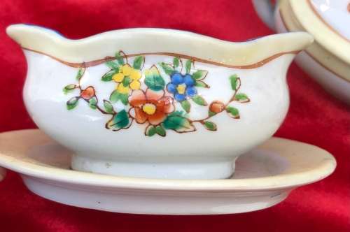 VINTAGE CHILD`S CUPS SAUCERS ETC