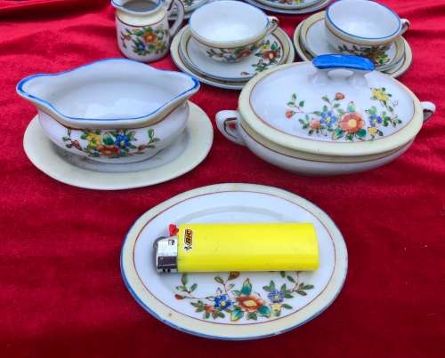 VINTAGE CHILD`S CUPS SAUCERS ETC