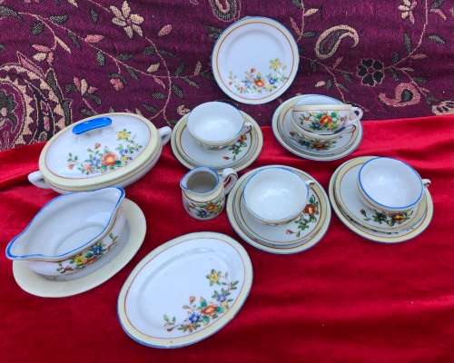 VINTAGE CHILD`S CUPS SAUCERS ETC