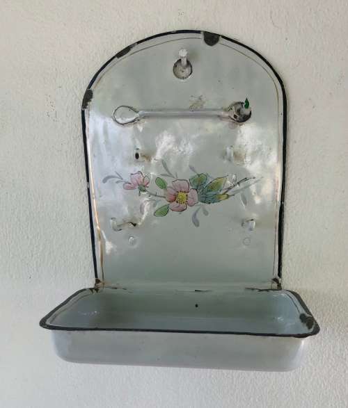 VINTAGE ENAMEL SOAP DISH
